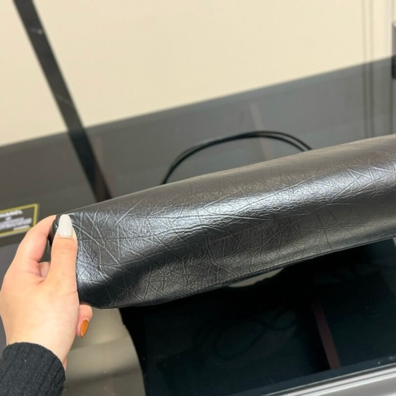 Elegante bolso bandolera de piel arrugada