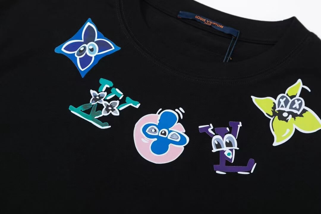 Camiseta con estampado de collar colorido