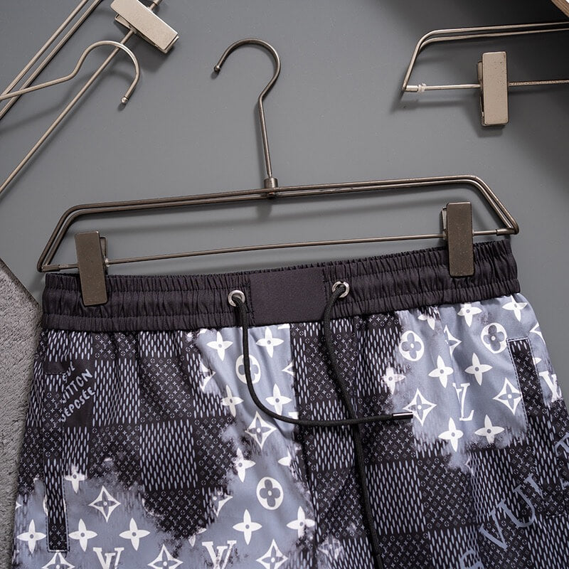 Shorts de playa con cuadros por todas partes