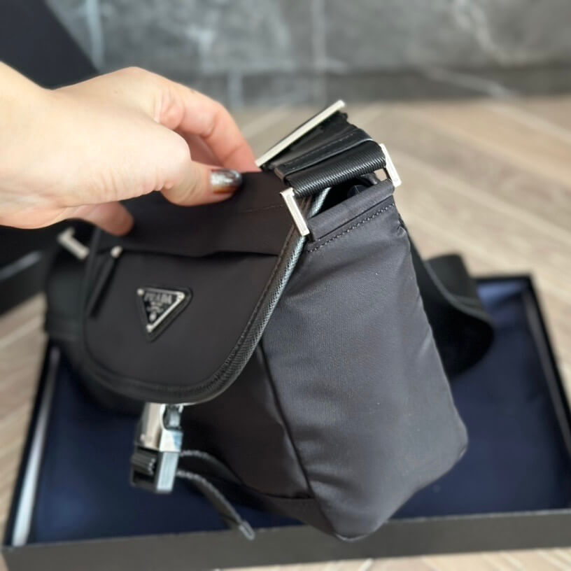 Bolso bandolera trapezoidal invertido de nailon