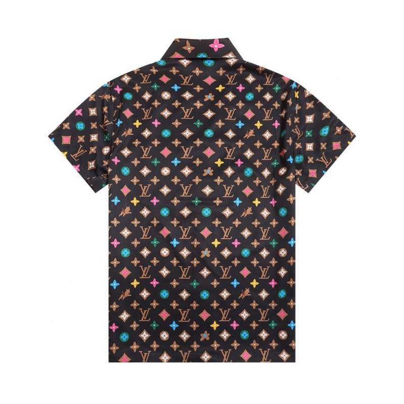 Conjunto de camiseta y pantalones cortos con estampado colorido por todas partes