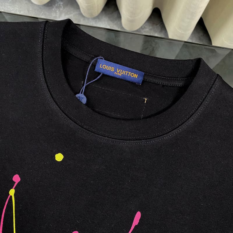 Camiseta con grafiti de color dopamina 2025