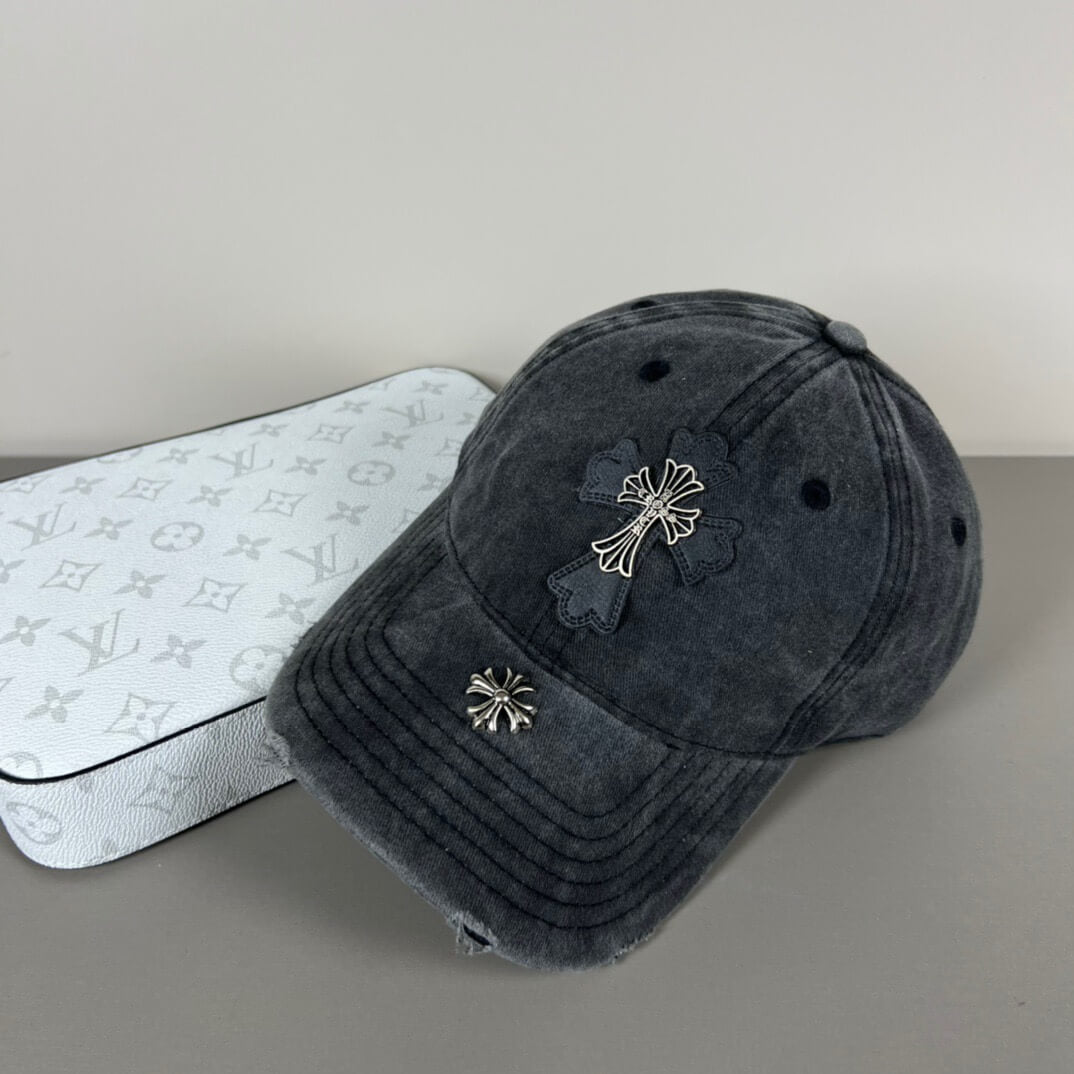Gorra informal vanguardista decorada con metal