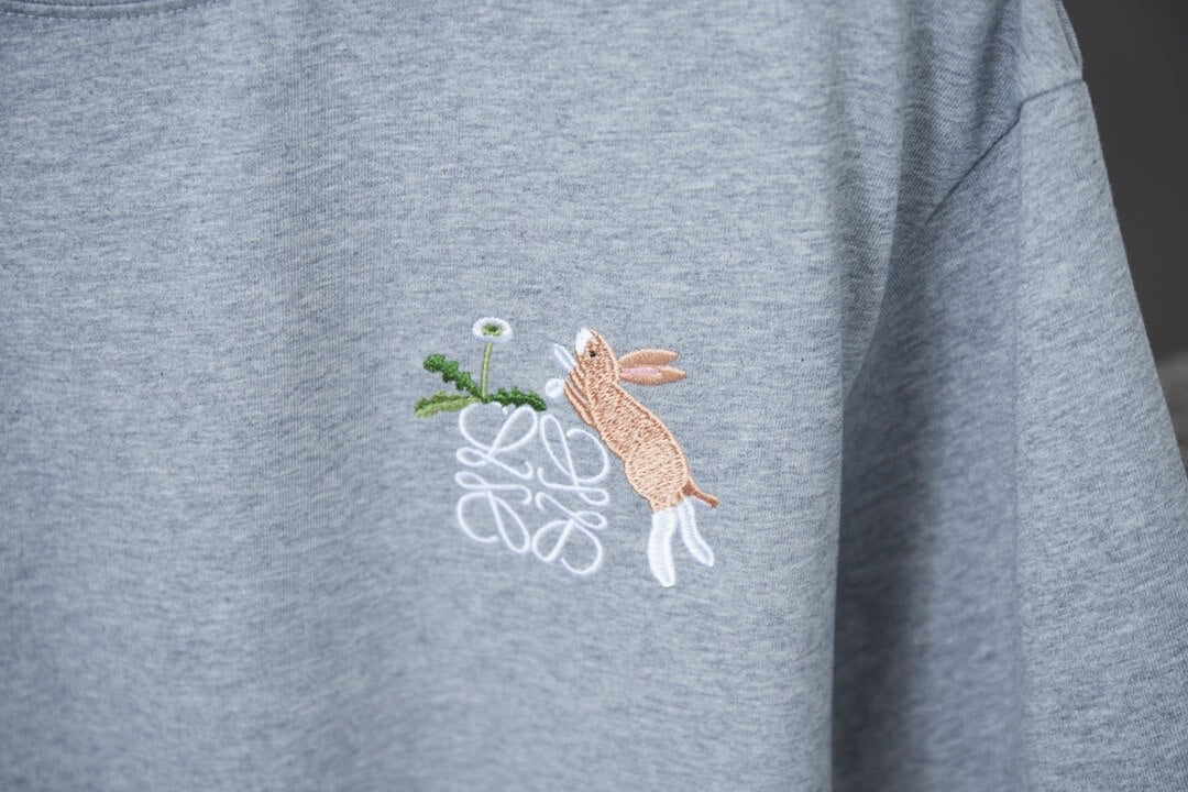 Camiseta con bordado de conejo