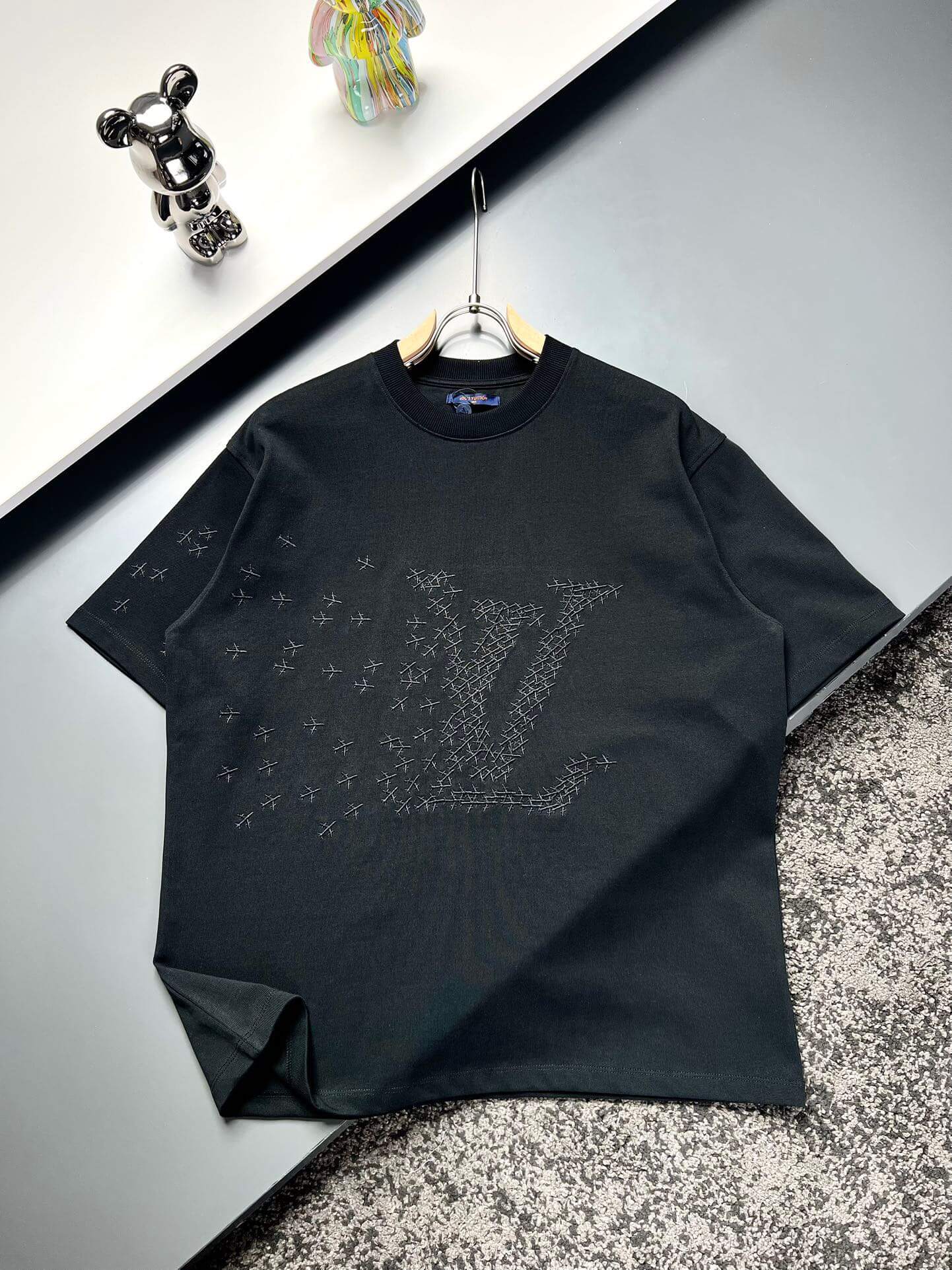 Camiseta bordada con avión