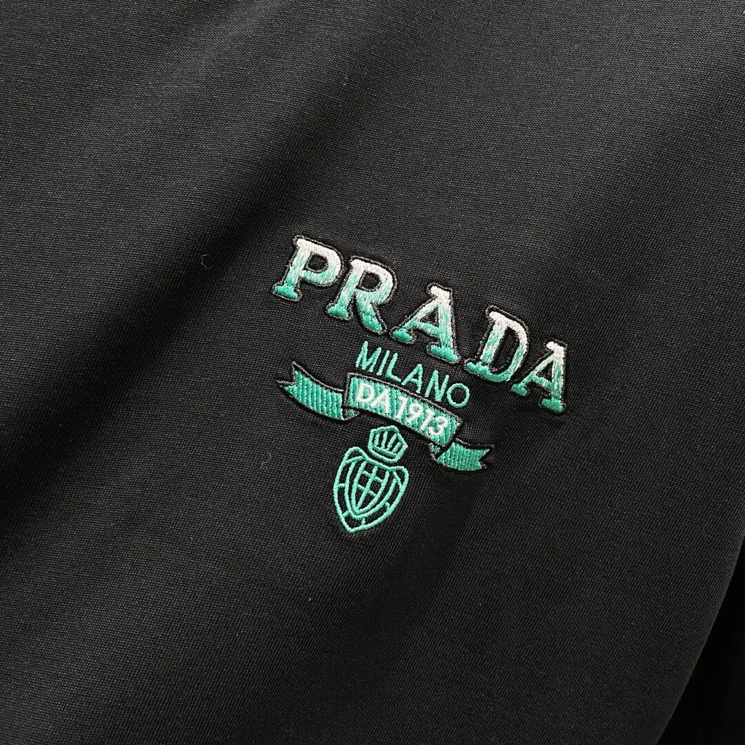Camiseta bordada con estampado verde