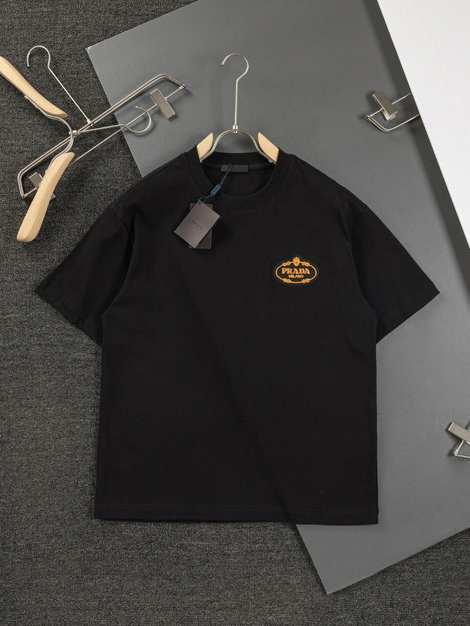 Camiseta con bordado de corona