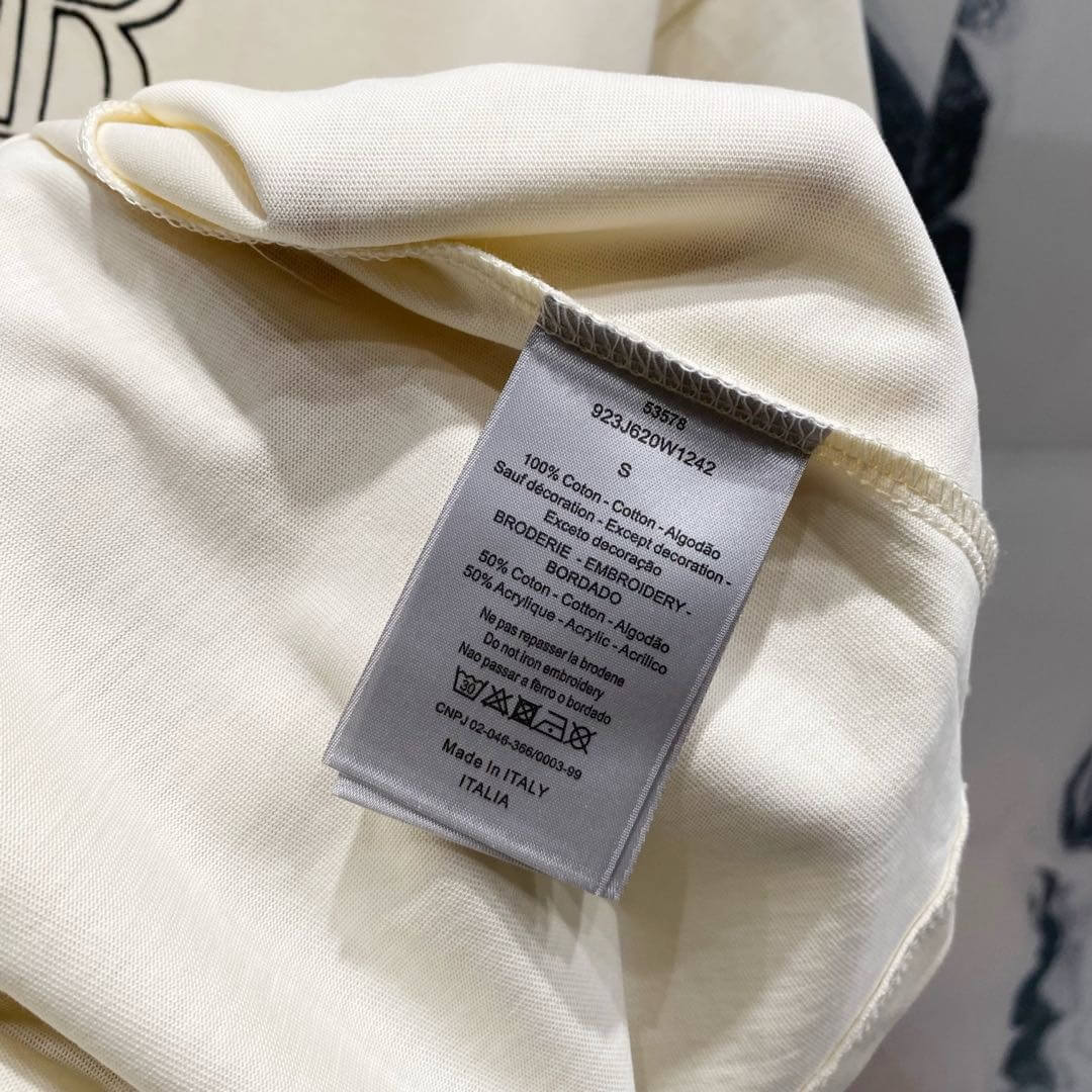 Camiseta con bordado de reloj del alfabeto