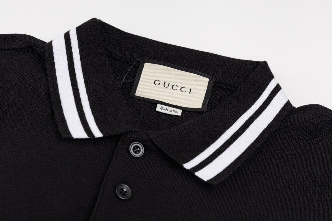Camiseta polo con bordado de letras