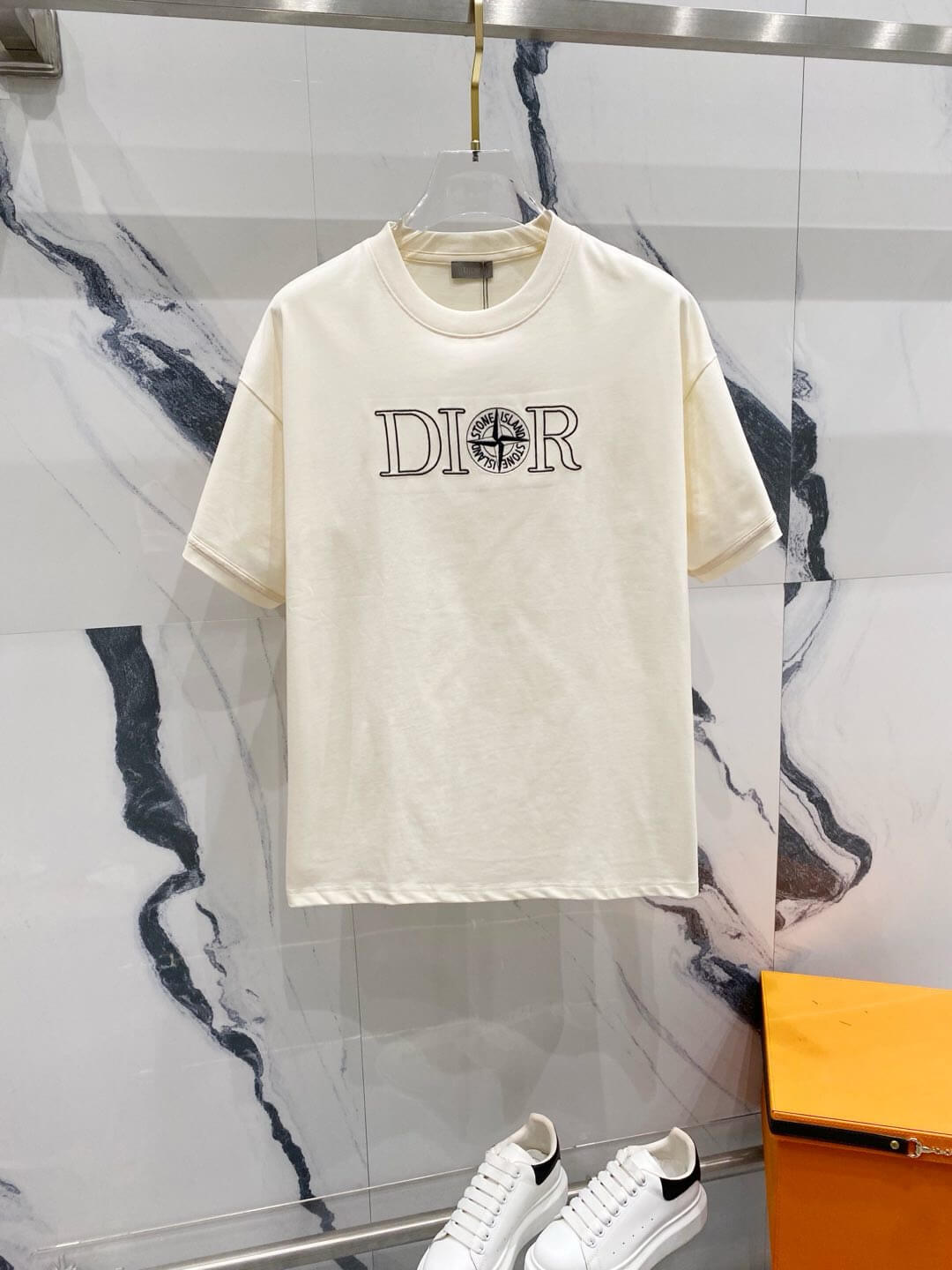 Camiseta con bordado de reloj del alfabeto