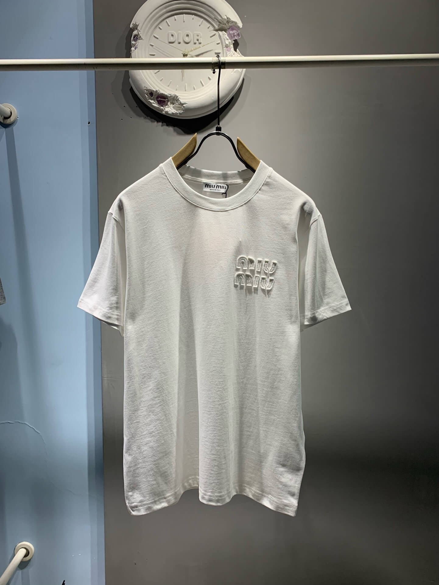 Camiseta con bordado de apliques