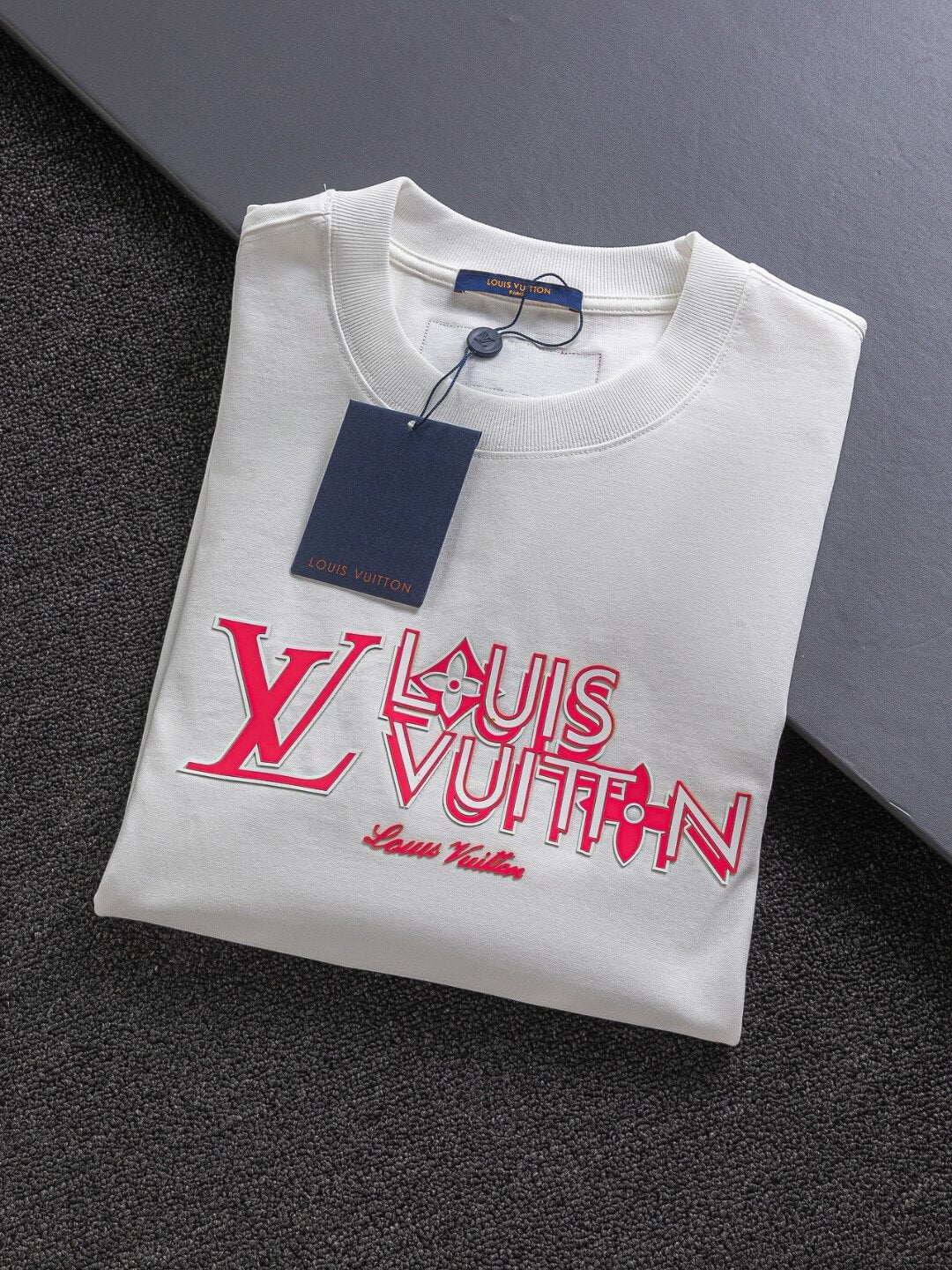 Camiseta con estampado de silicona 3D en el pecho