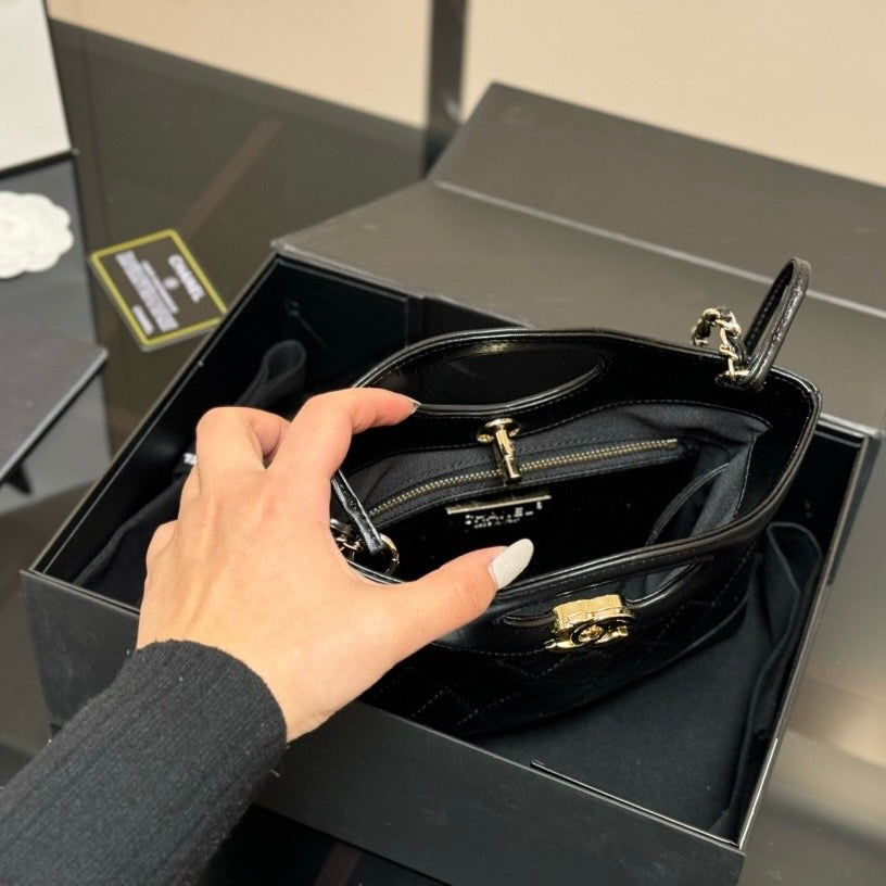 Elegante bolso bandolera de piel arrugada