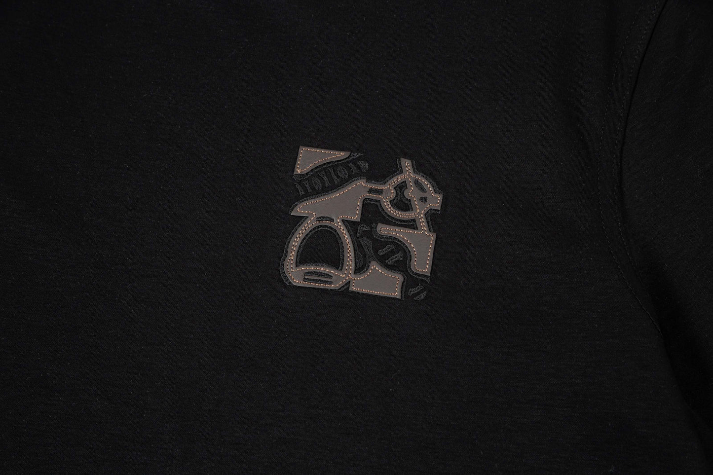 Camiseta con parche de cuero bordado