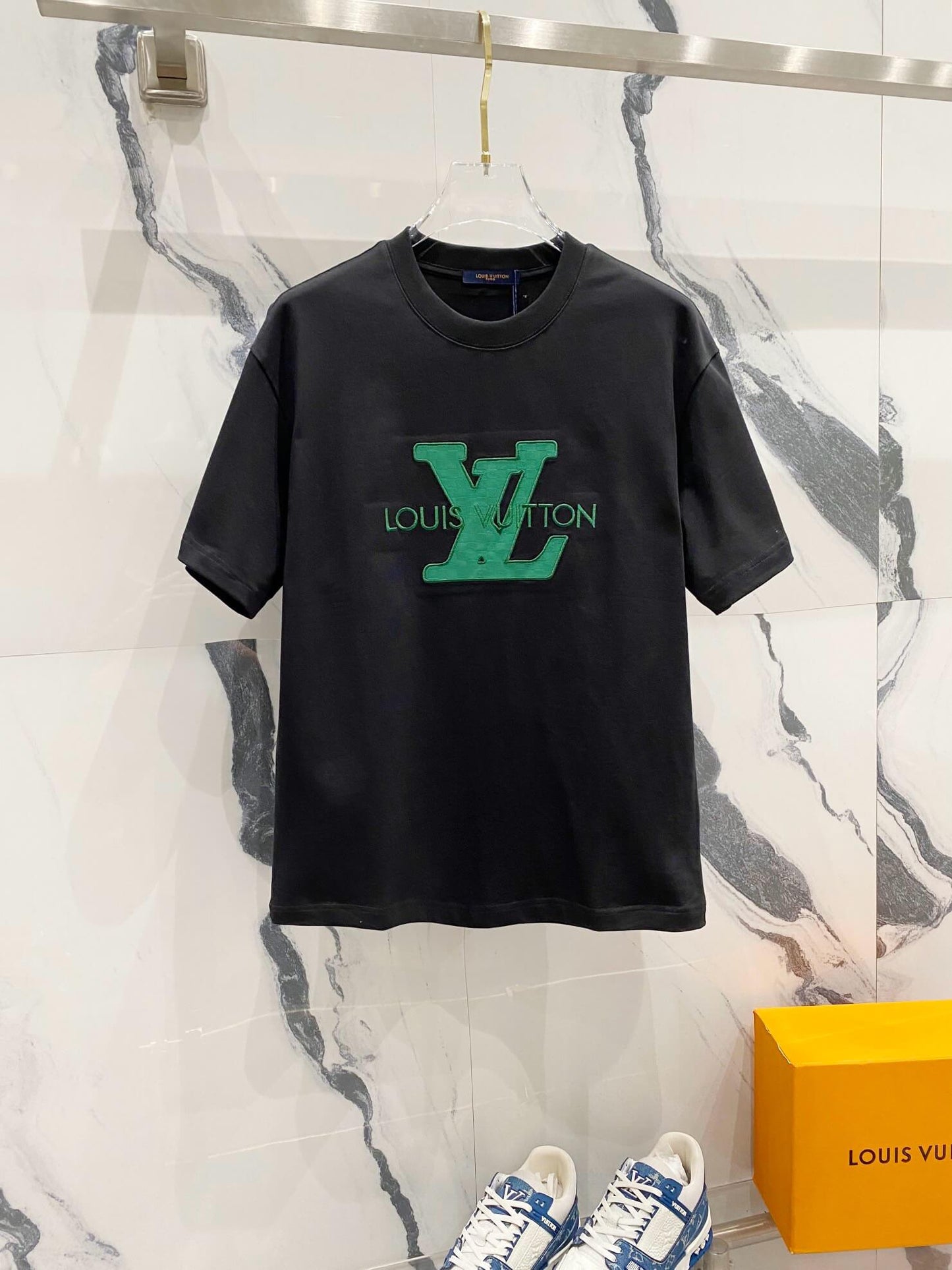 Camiseta bordada con estampado verde
