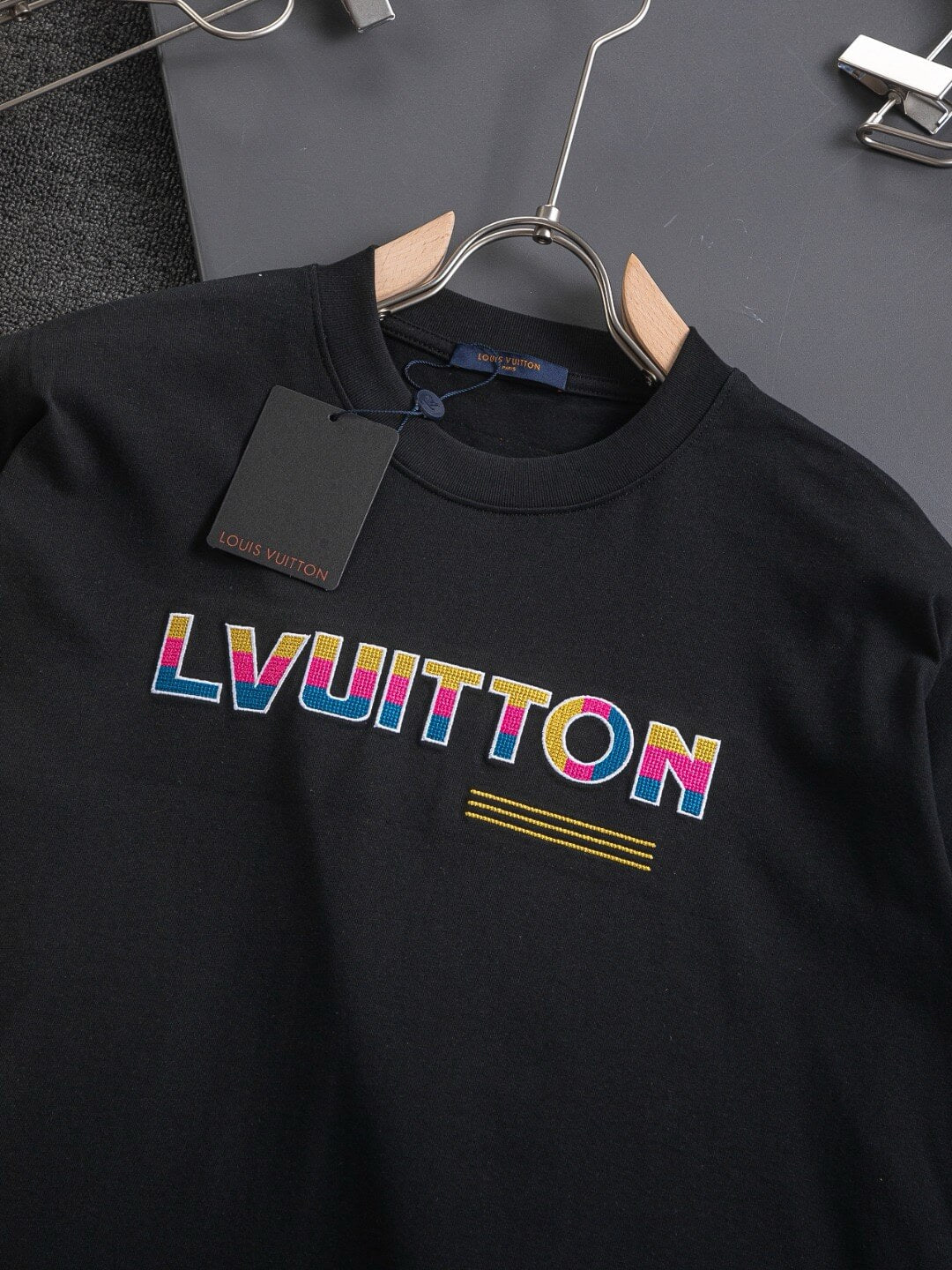 Camiseta bordada con estampado colorido