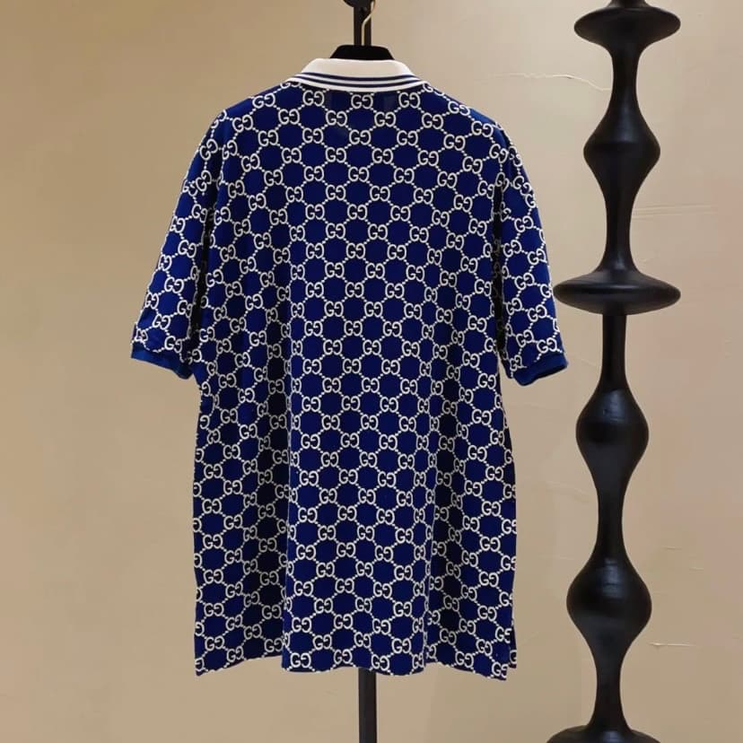 Polo clásico con estampado integral