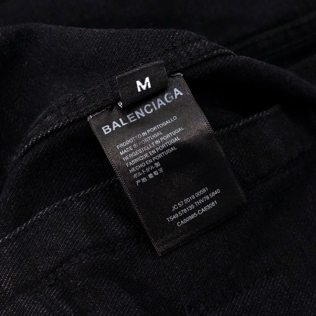 Traje con bordado de letras