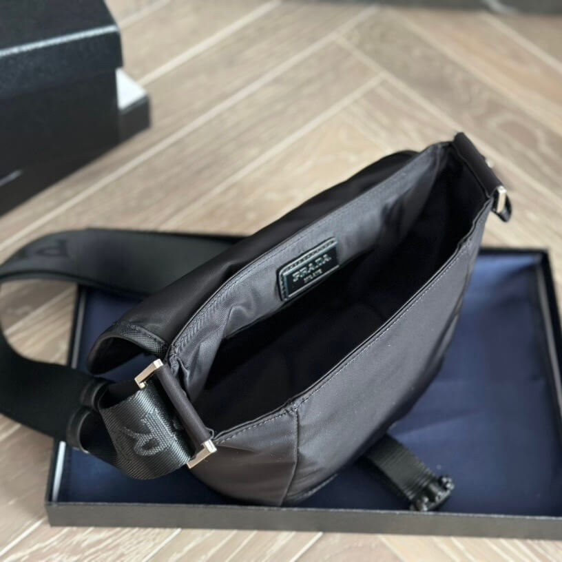 Bolso bandolera trapezoidal invertido de nailon