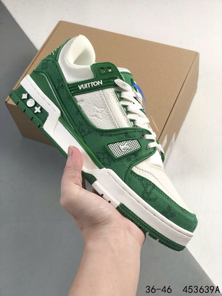 Zapatillas con letras verdes