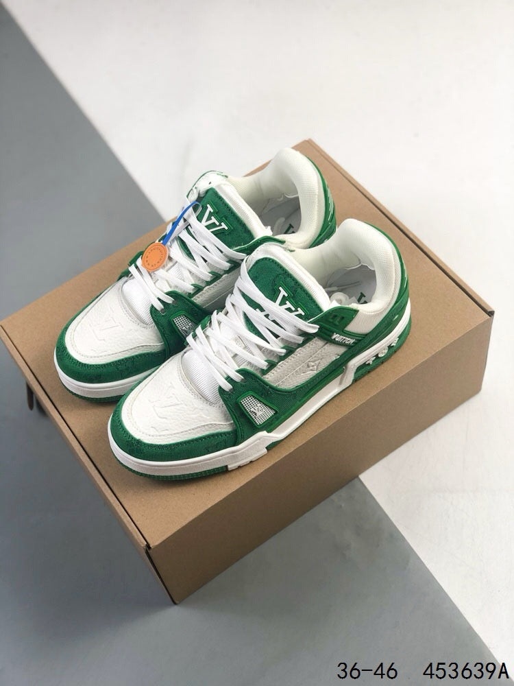 Zapatillas con letras verdes