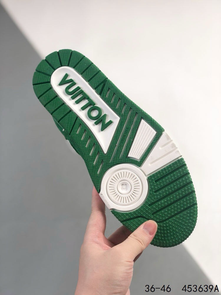 Zapatillas con letras verdes
