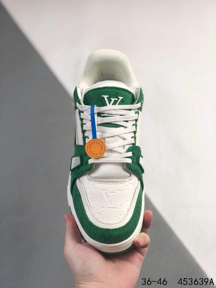 Zapatillas con letras verdes