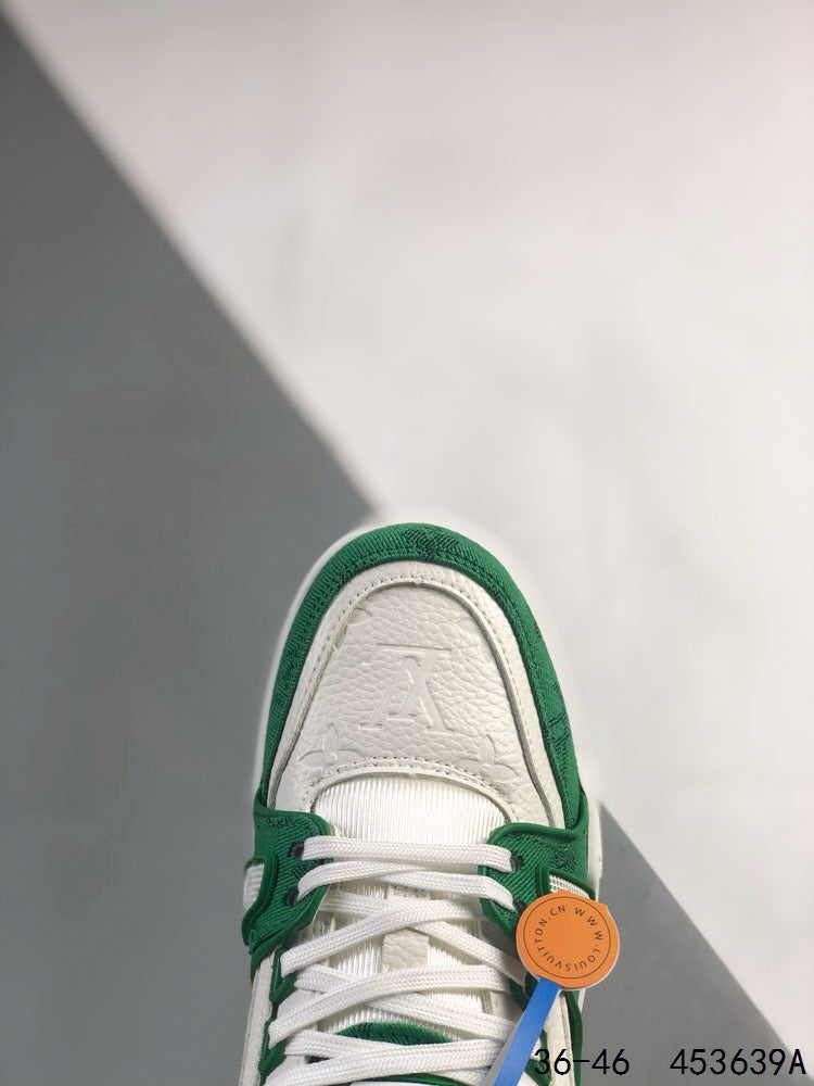 Zapatillas con letras verdes