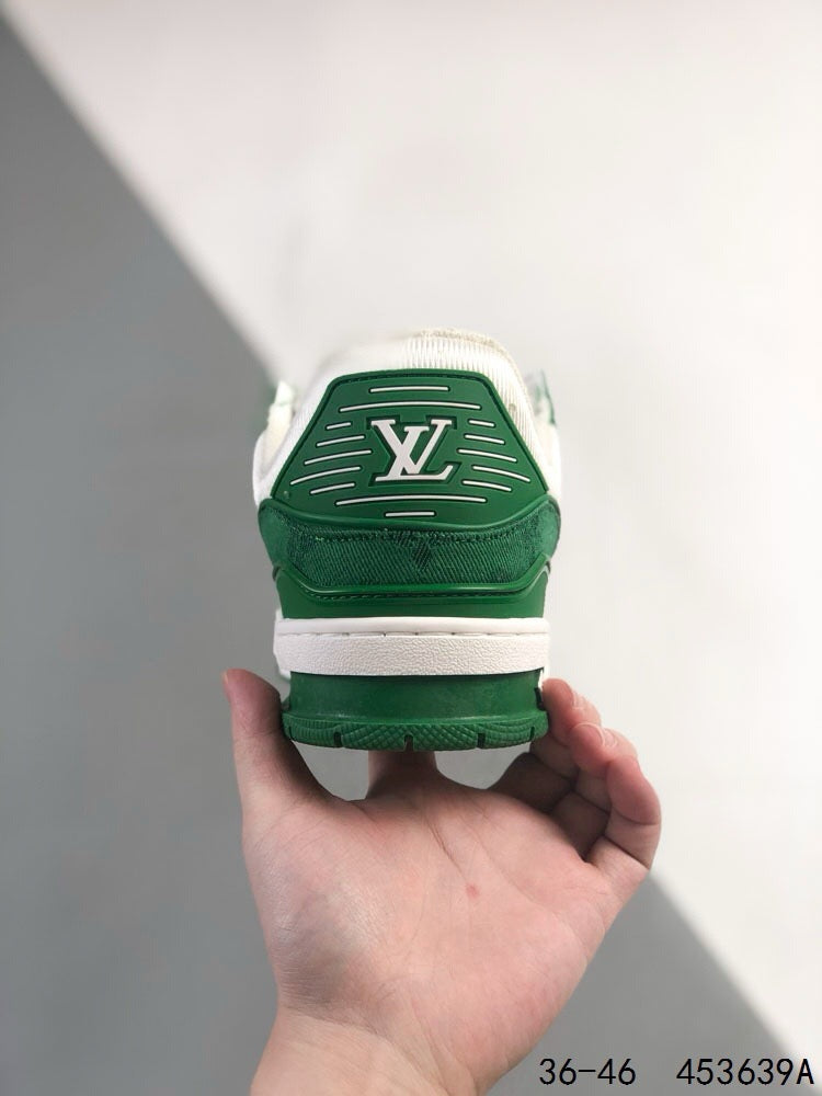 Zapatillas con letras verdes