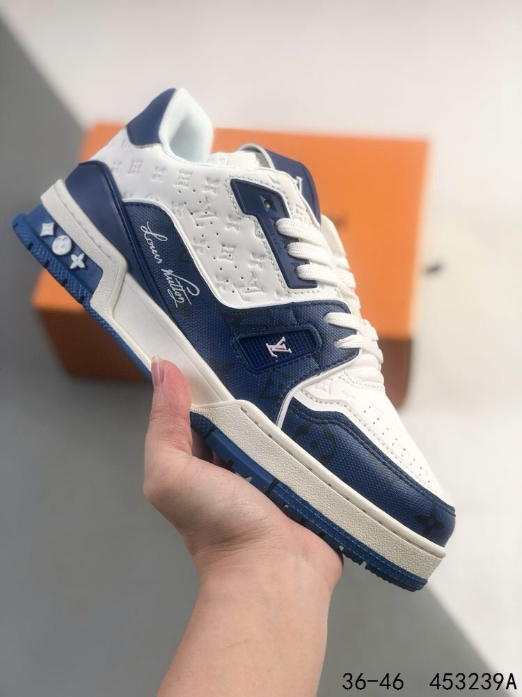 Zapatillas deportivas con letras azules y negras