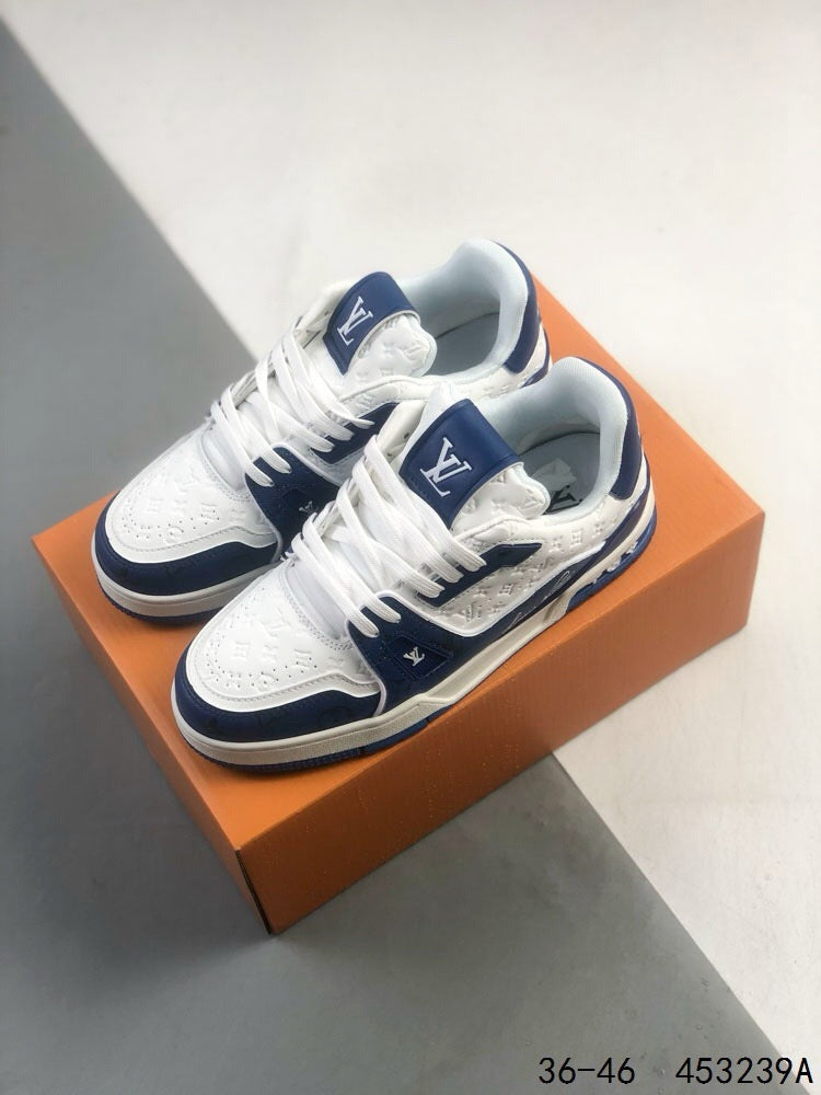 Zapatillas deportivas con letras azules y negras