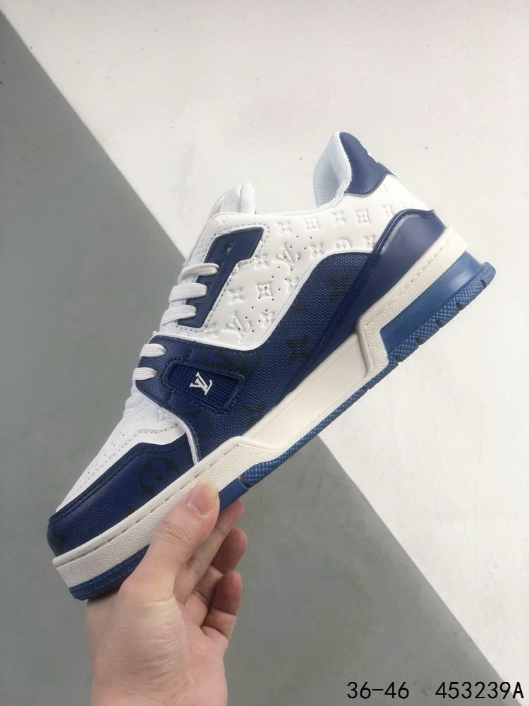 Zapatillas deportivas con letras azules y negras