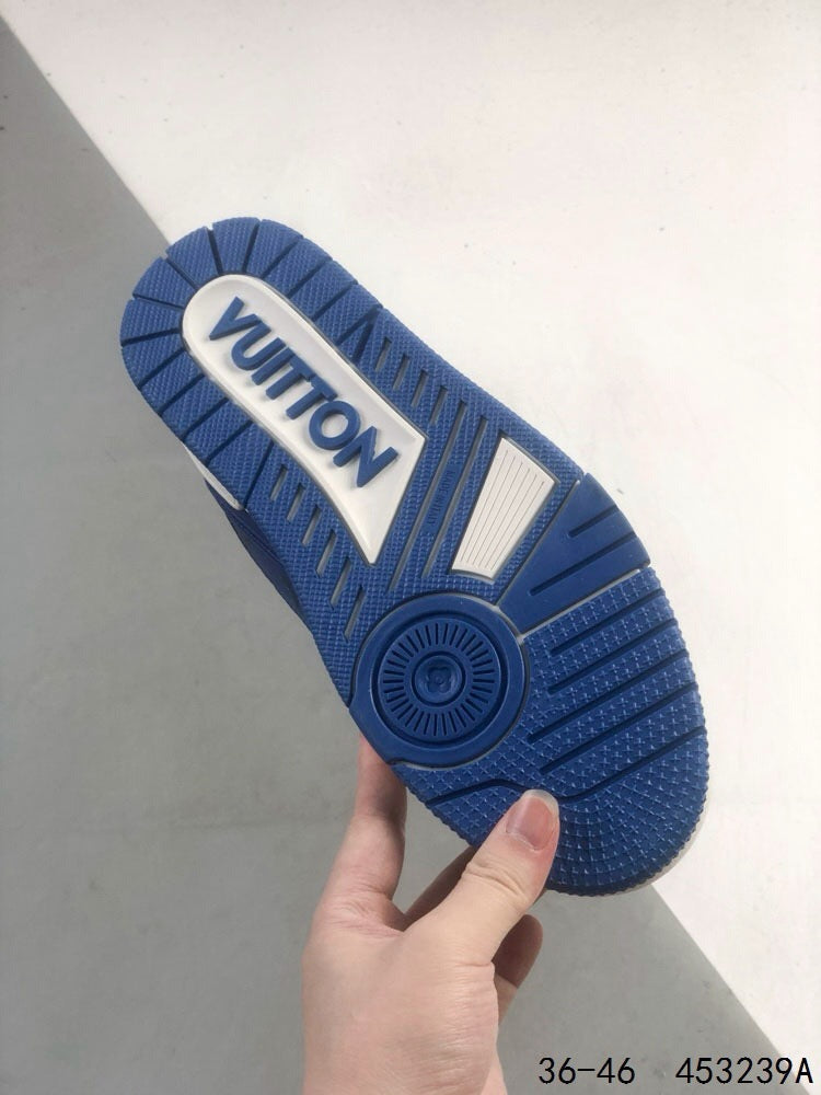 Zapatillas deportivas con letras azules y negras