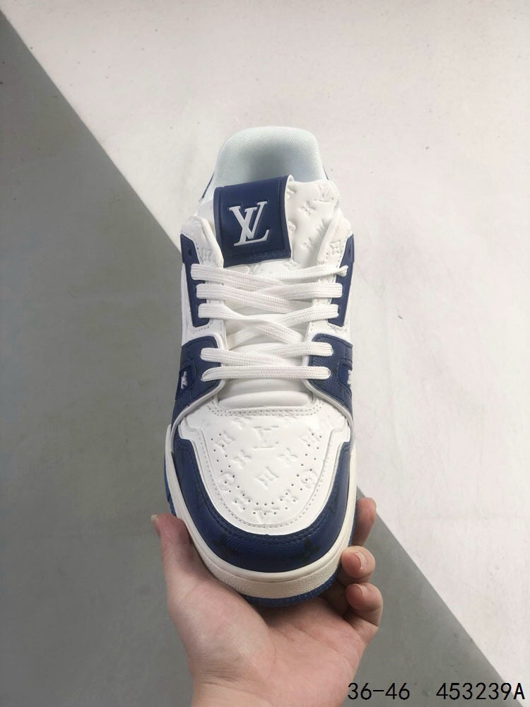Zapatillas deportivas con letras azules y negras