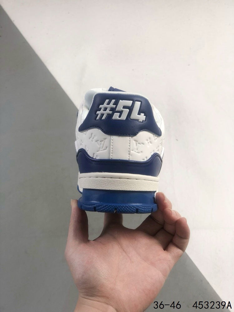 Zapatillas deportivas con letras azules y negras