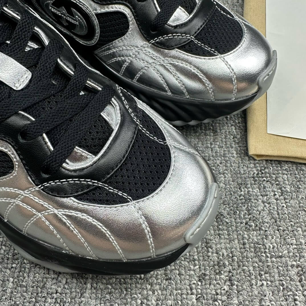 Zapatillas clásicas con bordado en negro y plateado