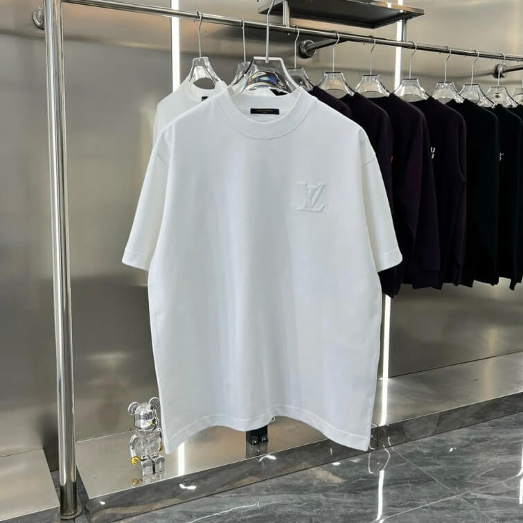 Camiseta bordada pequeña delantera y grande trasera