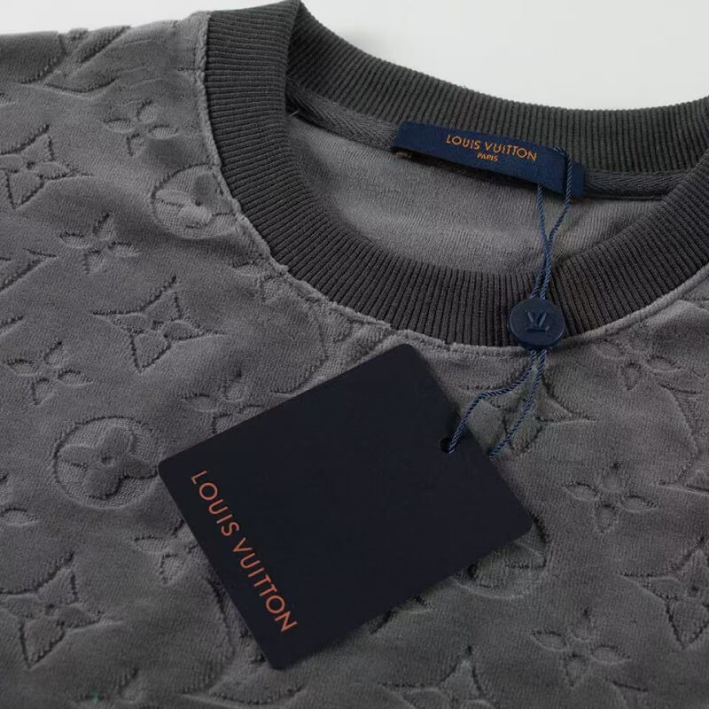 Camiseta clásica estampada en relieve por todas partes