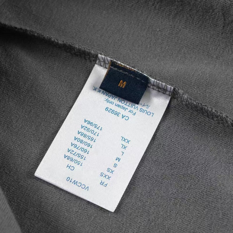 Camiseta clásica estampada en relieve por todas partes