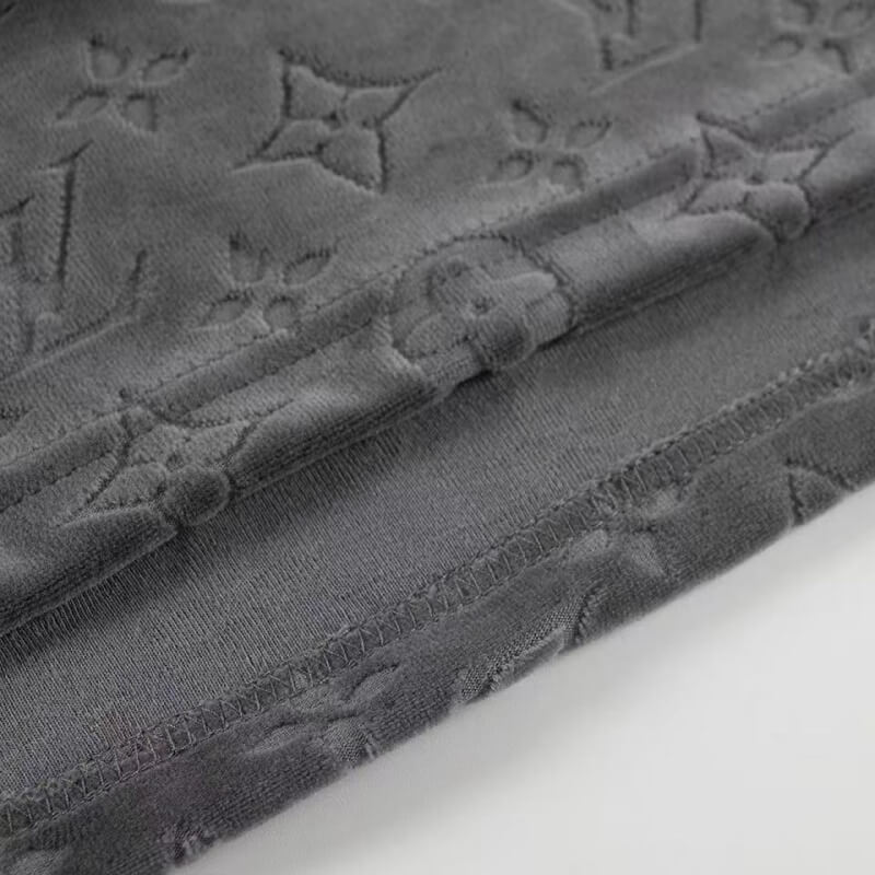 Camiseta clásica estampada en relieve por todas partes