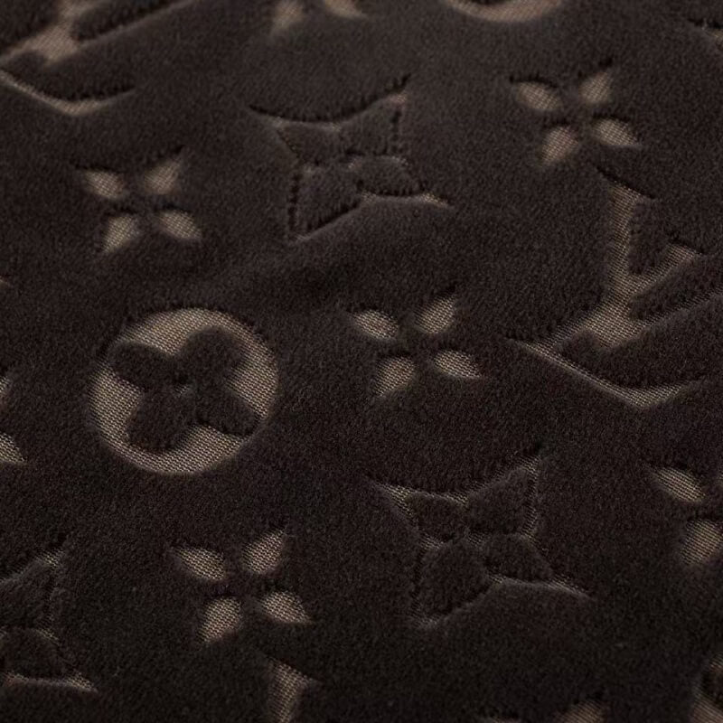 Camiseta clásica estampada en relieve por todas partes