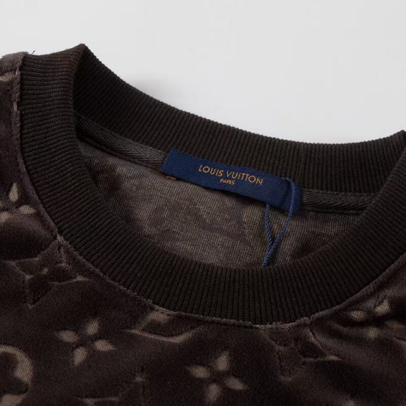 Camiseta clásica estampada en relieve por todas partes