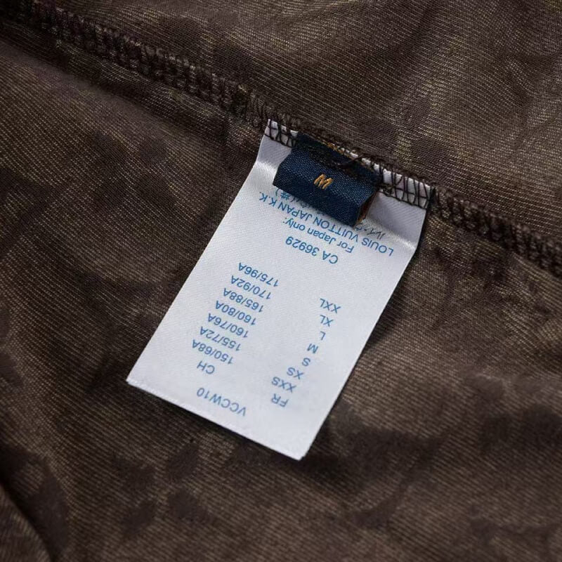Camiseta clásica estampada en relieve por todas partes