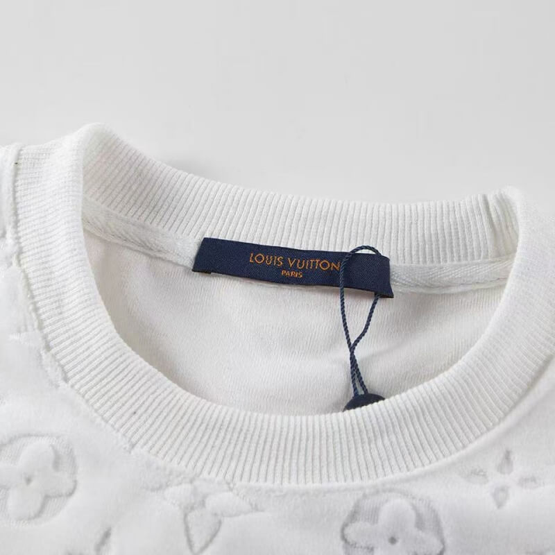 Camiseta clásica estampada en relieve por todas partes
