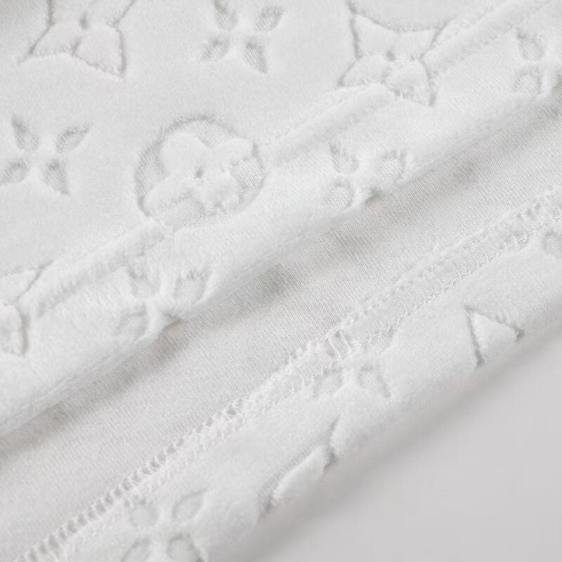 Camiseta clásica estampada en relieve por todas partes