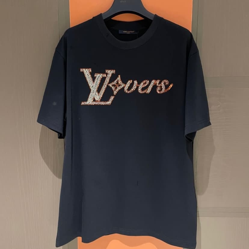 Camiseta artesanal con lentejuelas bordadas