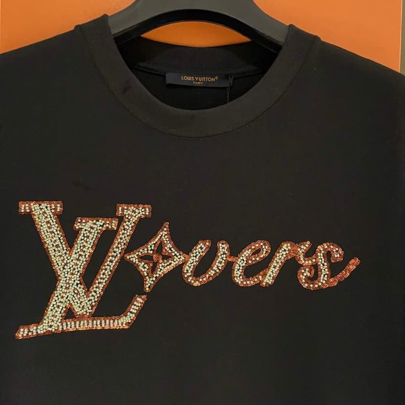 Camiseta artesanal con lentejuelas bordadas