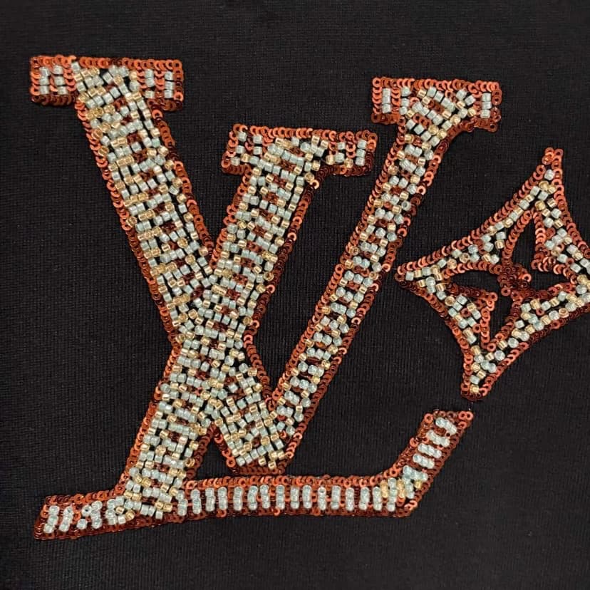 Camiseta artesanal con lentejuelas bordadas