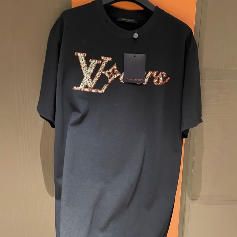 Camiseta artesanal con lentejuelas bordadas