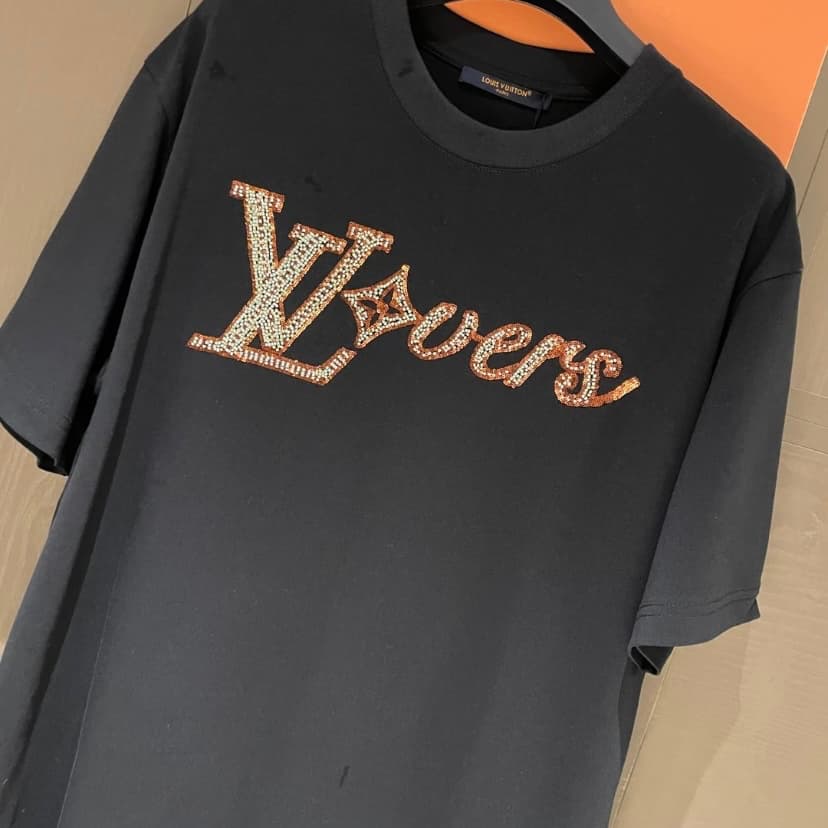Camiseta artesanal con lentejuelas bordadas